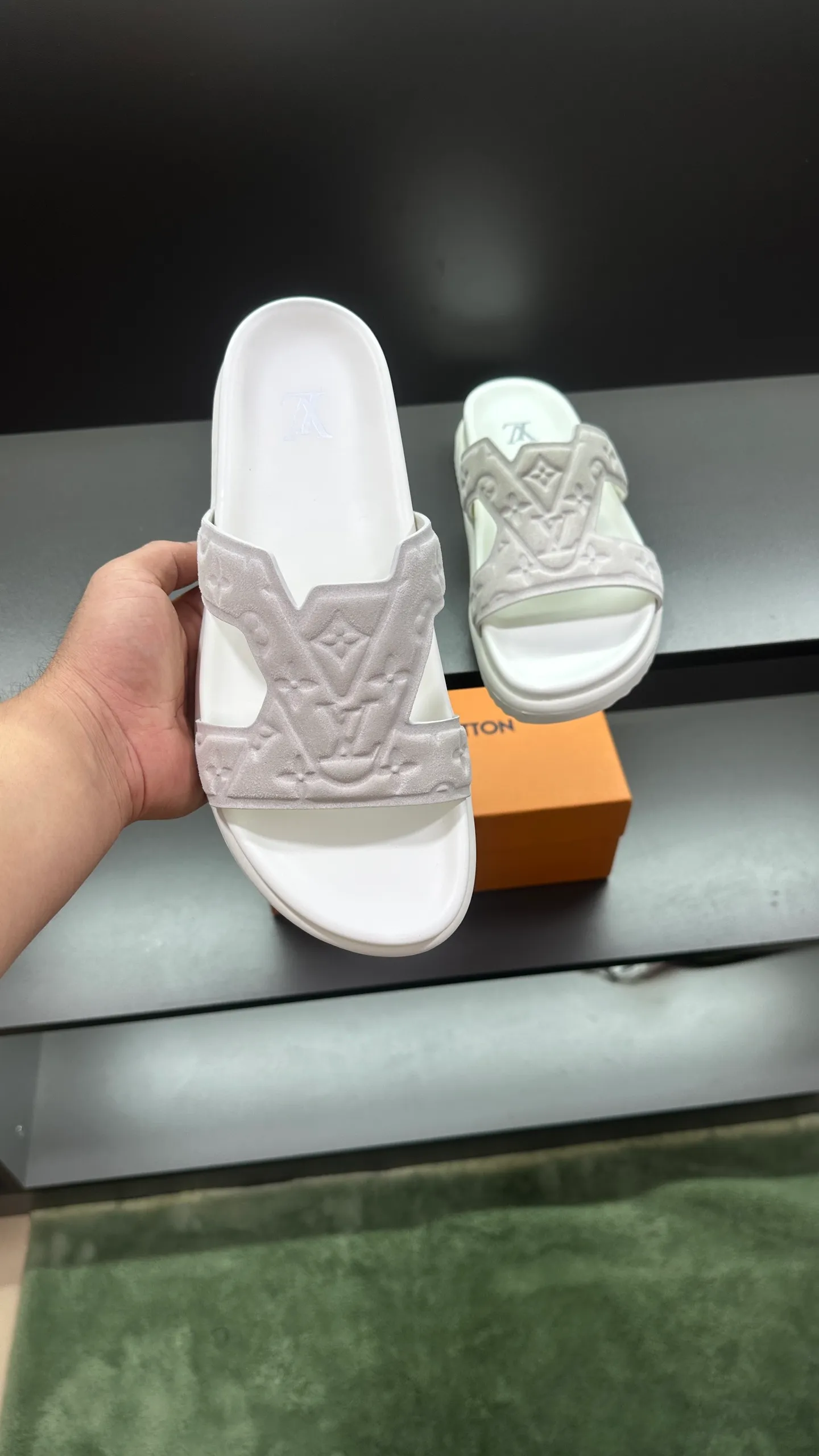 P300 🔍Top purchasing agent LV men's spring and summer slippers counter synchronized. The upper is made of cowhide fabric imported from Italy, with logo graphics and high-quality craftsmanship. The sole is: the original sole provided by the original factory. The exclusive molded sole is super comfortable. The original factory follows the order. 🔍🔍High quality. You can enter and exit the counter at will. Welcome to compare. Size 38-45
